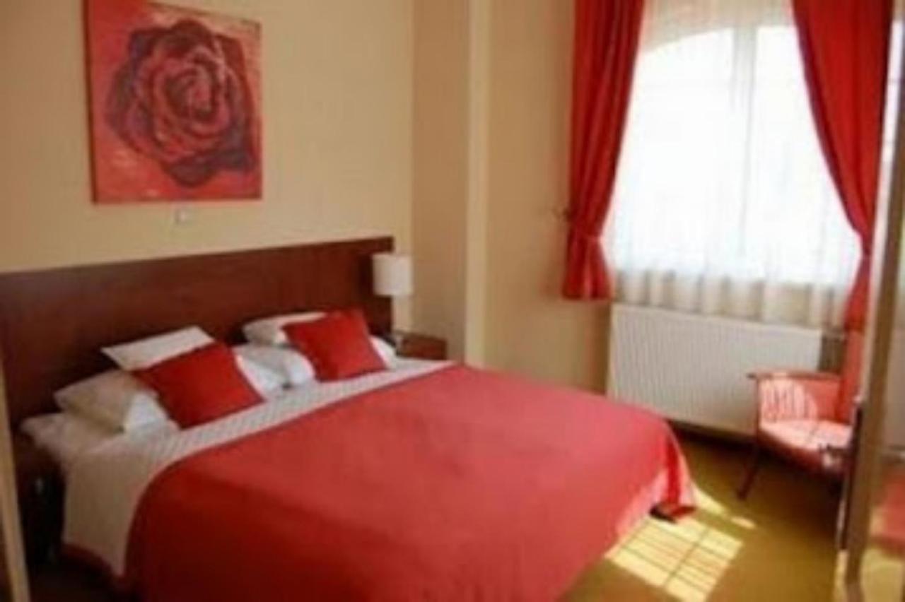 Staff Guest House Nyíregyháza 外观 照片